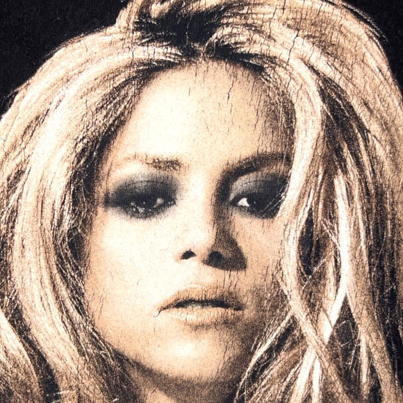 Shakira The Sun Comes Out World Tour 2010 Y2K T Shirt XL - Picture 2 of 5